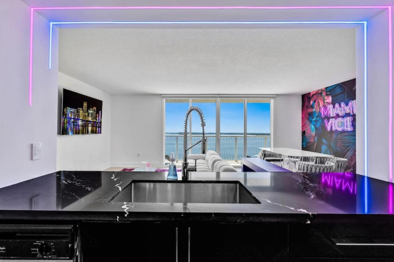 Miami Vice Oceanfront Sky Villa Екстер'єр фото