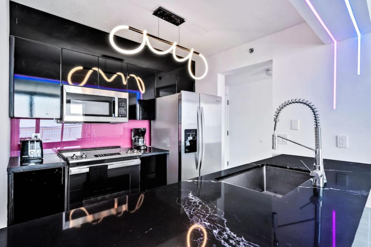 Miami Vice Oceanfront Sky Villa Екстер'єр фото