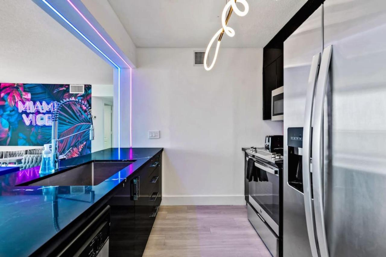 Miami Vice Oceanfront Sky Villa Екстер'єр фото