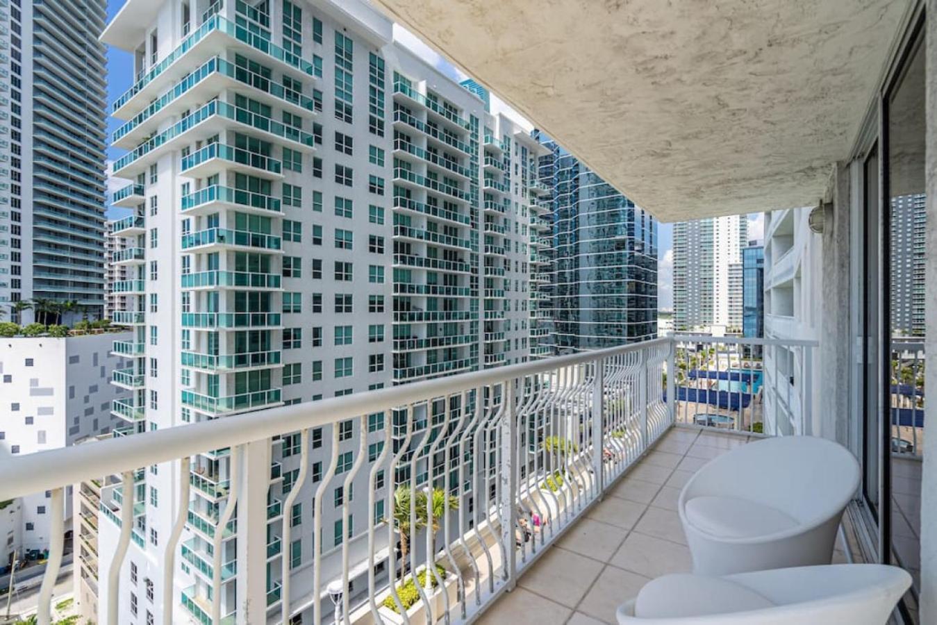 Miami Vice Oceanfront Sky Villa Екстер'єр фото